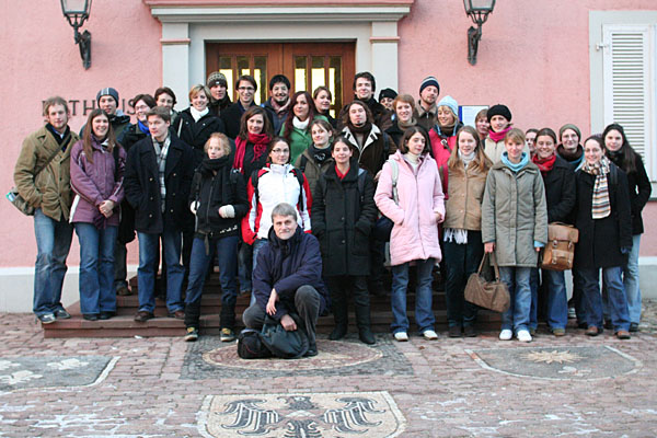 Seminar Rudolf Post Exkursionsteilnehmer vor den Rathaus